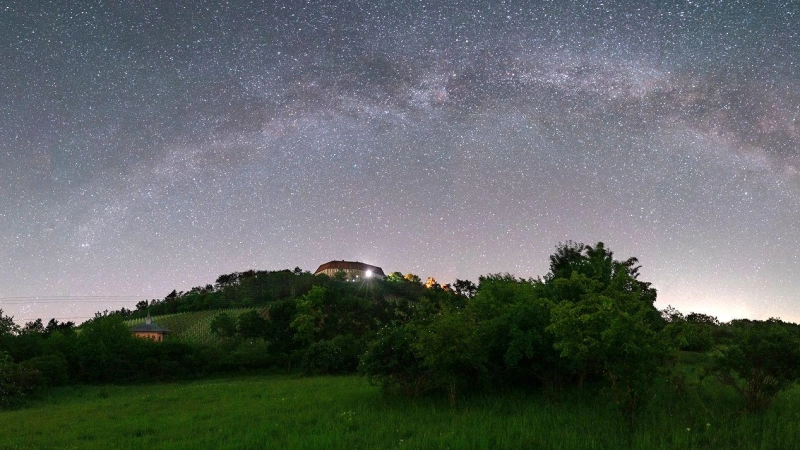 Ein freier Blick auf den Sternenhimmel – und damit den Sternschnuppenschauer der Perseiden – bietet sich etwa bei Burg Hoheneck. (Foto: Mirko Fryska)