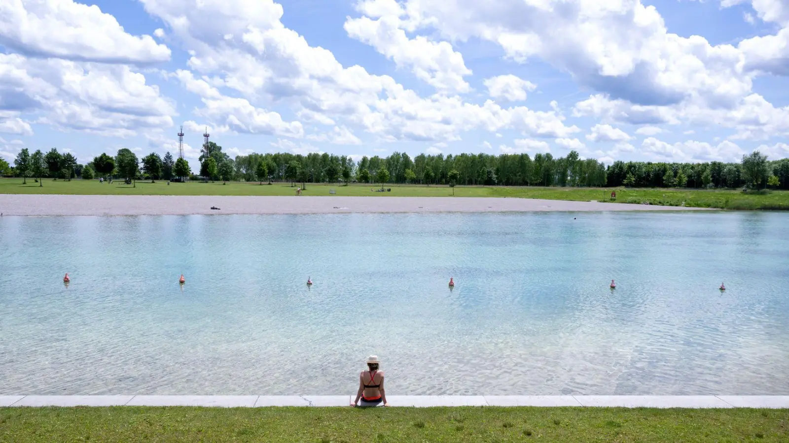 Mit seinem Auto ist ein Mann im flacheren Teil des Riemer Sees gelandet. (Symbolbild) (Foto: Sven Hoppe/dpa)