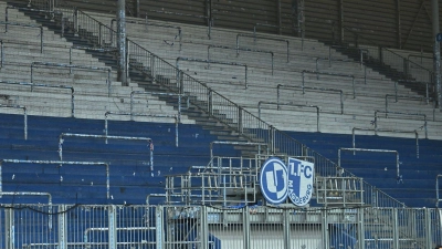 Die leere Nordtribüne im Stadion vor dem Spiel nach einem Zuschauer-Teilausschluss. (Foto: Swen Pförtner/dpa)