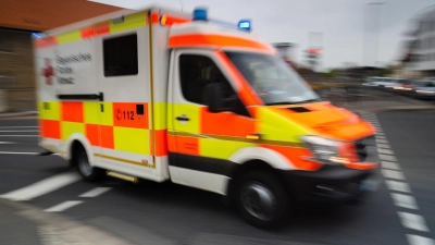 Der 21-Jähriger starb noch an der Unfallstelle. (Symbolbild) (Foto: Nicolas Armer/dpa)