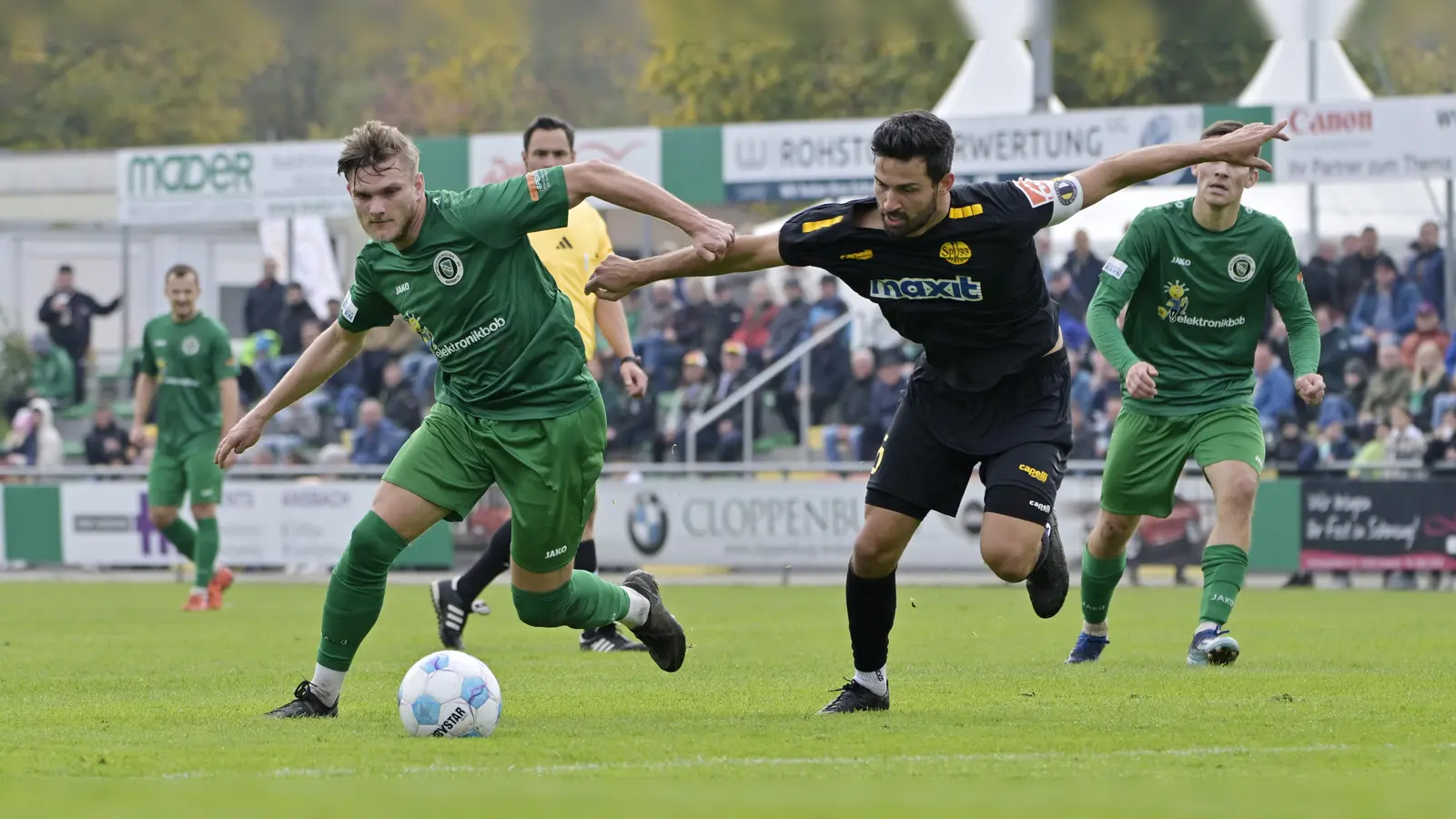 Daniel Schelhorn (links, hier mit dem Bayreuther Edwin Schwarz) wird den gesperrten SpVgg-Kapitän wohl auch in Illertissen vertreten. (Foto: Martin Rügner)
