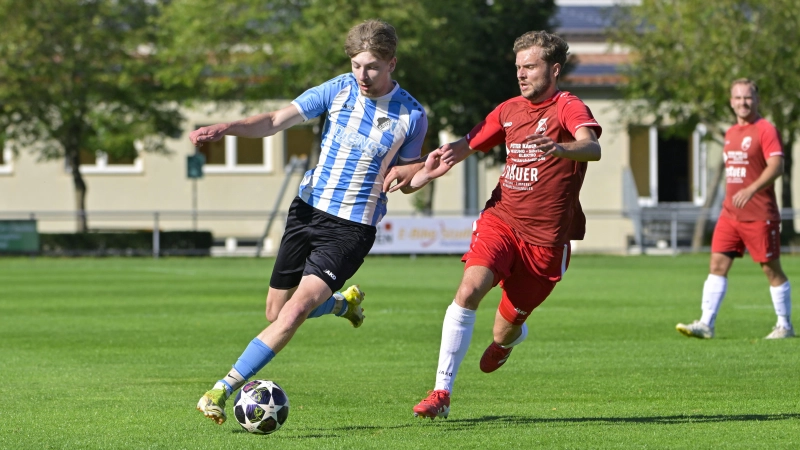 Kevin Schuller (rechts vorne) erzielte die ersten beiden Tore für Dietenhofen gegen Ornbau. Hier ist er im Laufduell mit Lukas Kleider. (Foto: Martin Rügner)