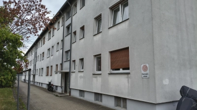 Das Gebäude Theodor-Alt-Weg 5 bis 9 wird grundlegend saniert. Die Baugenossenschaft erhofft sich erhebliche Energieeinsparungen. Die Bauarbeiten beginnen aber erst im kommenden Jahr, heuer wird geplant und vorbereitet. (Foto: Robert Maurer)