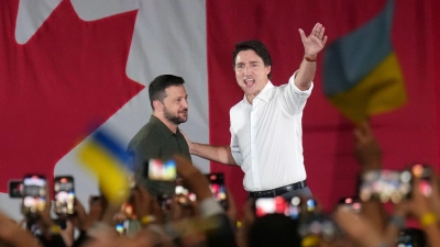 Kanadas Präsident Justin Trudeau (r)und der ukrainische Präsident Wolodymyr Selenskyj bei einer Kundgebung in der Fort York Armoury. (Foto: Nathan Denette/The Canadian Press/AP/dpa)