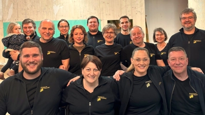 Die Mitwirkenden der Neunstetter Theatergruppe freuen sich nun auf die Premiere der Komödie „Das Klassentreffen“, am Samstag im Sportheim. (Foto: Theatergruppe Neunstetten/Johannes Binder)