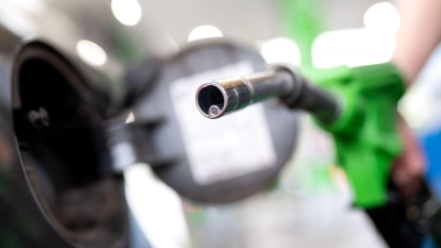 Auch wenn sie ihr Auto schon neben der Zapfsäule geparkt hatte, kam die 37-Jährige nicht zum Tanken. Kurz darauf endete der Tankversuch für sie mit einem Schlag ins Gesicht. (Symbolbild) (Foto: Sven Hoppe/dpa)
