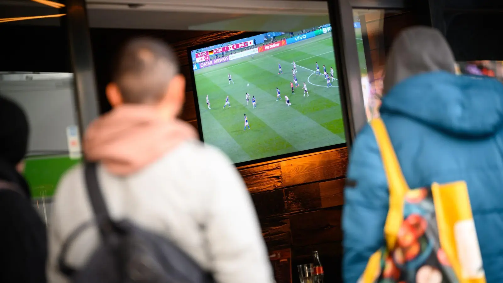 Viele Spiele bei der WM starten erst nach Mitternacht - und damit zu einer ungünstigen Zeit für die Gastronomie. (Archivbild) (Foto: Jonas Walzberg/dpa)
