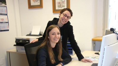 Aline Löffler (vorne) und Aline Heidemann sind die Klimaschutzbeauftragte und die Koordinatorin für kommunale Entwicklungspolitik. (Foto: Stefan Neidl)