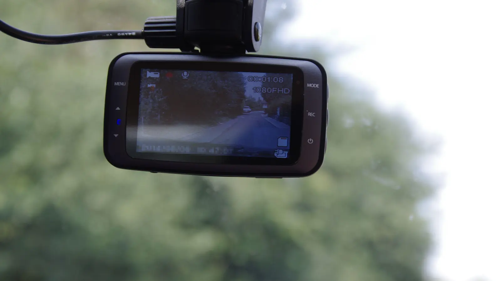 Eine Dashcam zeichnet das Geschehen vor dem Auto auf. (Symbolbild: privat)