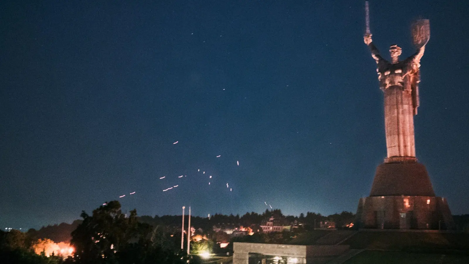 Die ukrainische Flugabwehr nimmt russische Drohnen am Himmel über Kiew unter Beschuss.  (Foto: Patrick Muzart/ZUMA Press Wire/dpa)