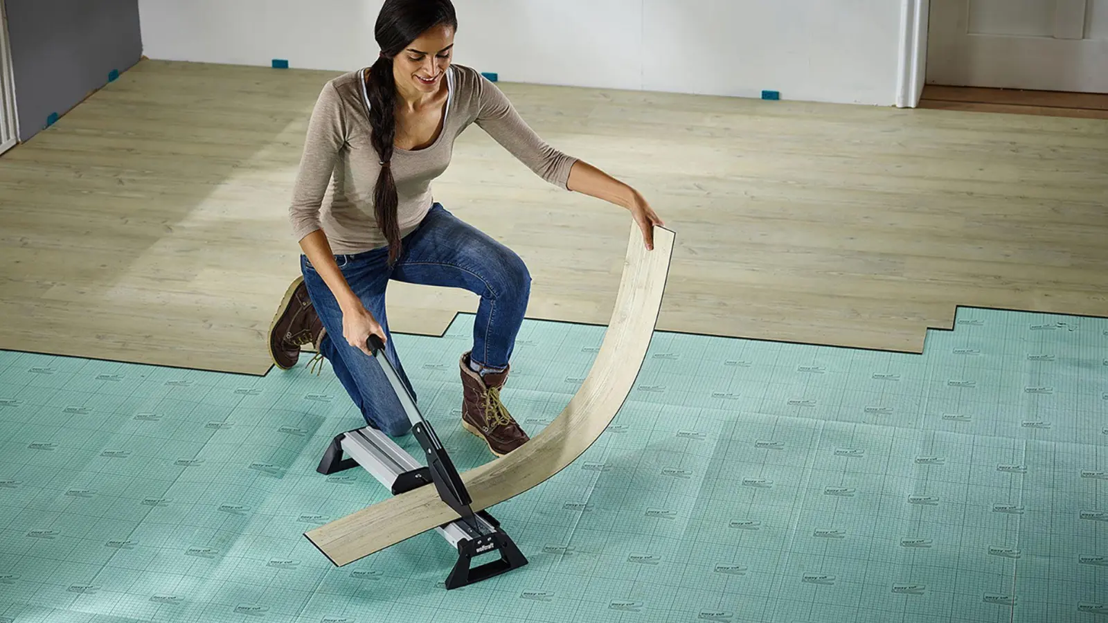 Nach der Trittschalldämmung kommt der Bodenbelag - wer ihn Zuhause selbst verlegen will, sollte vorgesehene Dehnungsfugen einplanen. (Foto: wolfcraft/DIY Academy/dpa-tmn)