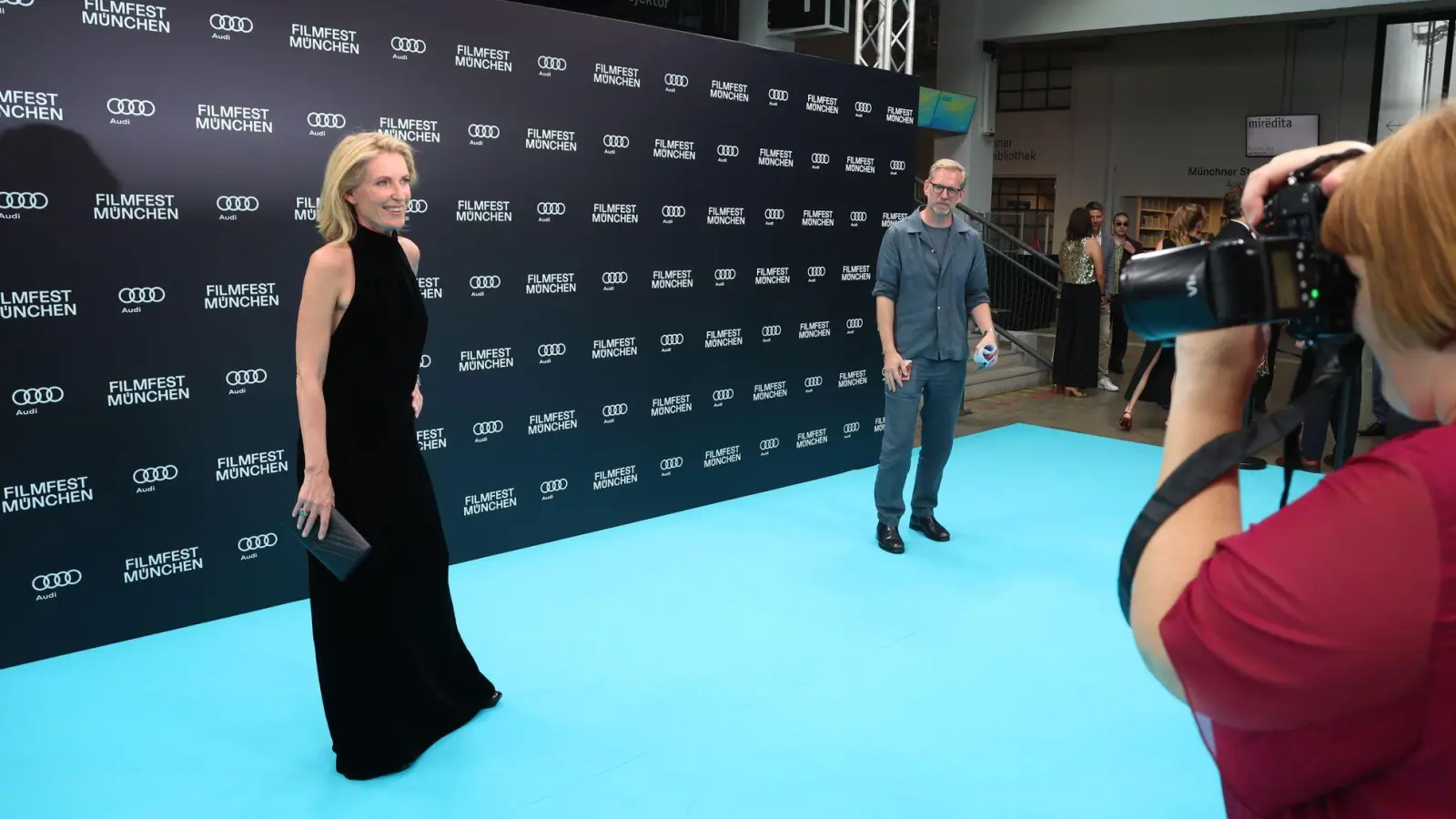 Das Filmfest München hat bei der Eröffnung für die vielen Gäste den blauen Teppich ausgerollt.  (Foto: Karl-Josef Hildenbrand/dpa)
