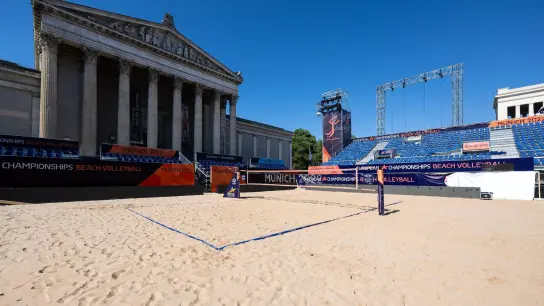 Die Sportanlagen für die Wettkämpfe beim Beachvolleyball sind auf dem Königsplatz aufgebaut. (Foto: Sven Hoppe/dpa)