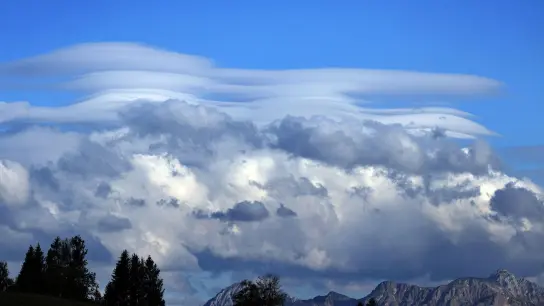 Unterschiedliche Wolkenformationen türmen sich über dem Panorama der Alpen bei Unterthingau. (Foto: Karl-Josef Hildenbrand/dpa)