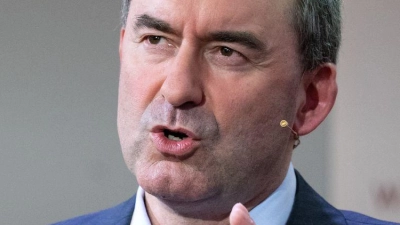 In früheren Jahren kam Bayerns Wirtschaftsminister Hubert Aiwanger gerne und regelmäßig zum Erhard-Gipfel an den Tegernsee - in diesem Jahr hat er sich noch nicht final entschieden. (Archivbild) (Foto: Sven Hoppe/dpa)