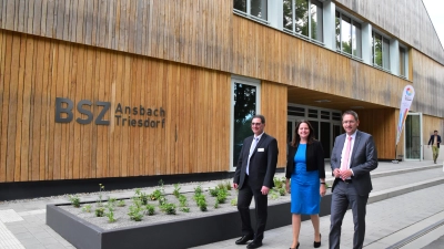 Sie freuten sich über die Fertigstellung des Berufsschulneubaus in Triesdorf: Schulleiter Dietmar Gaffron, Regierungspräsidentin Dr. Kerstin Engelhard-Blum und Landrat Dr. Jürgen Ludwig (von links). (Foto: Fritz Arnold)