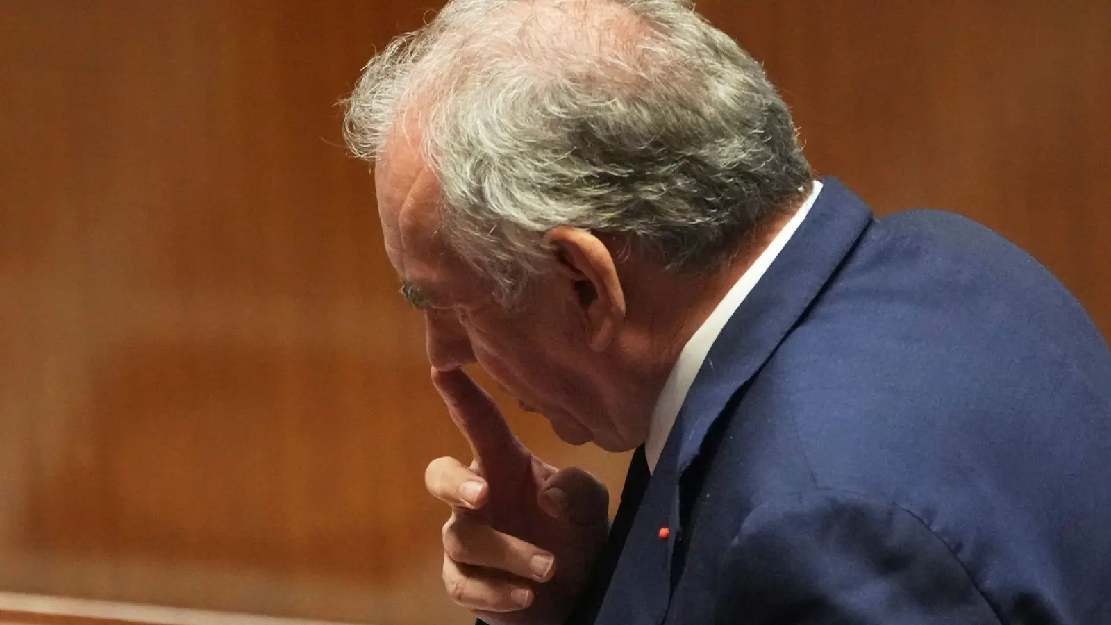 Premier Bayrou wollte sich mit der Vertrauensfrage Rückenwind für seine Sparpläne holen - das ging nach hinten los. (Foto: Christophe Ena/AP/dpa)