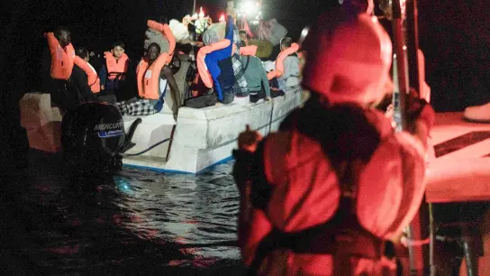 Die private Hilfsorganisation SOS Méditerranée hat im Mittelmeer Migranten von einem seeuntauglichen Schlauchboot gerettet. (Foto: Vincenzo Circosta/AP/dpa)