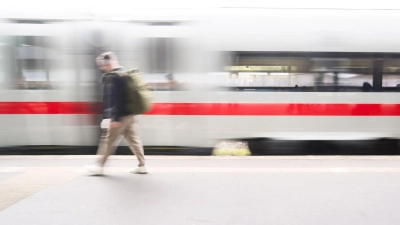 Ein Mann läuft auf einem Bahnsteig im Hauptbahnhof Hannover, während ein ICE einfährt (Aufnahme mit langer Verschlusszeit). (Foto: Julian Stratenschulte/dpa)