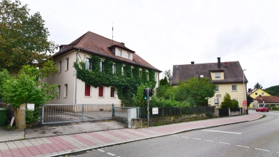 Die ehemalige Grundschule in Schalkhausen ist erst seit dem neuen Schuljahr nicht mehr in Betrieb. Nun soll sie mit bis zu 48 Geflüchteten, vor allem Familien, belegt werden. (Foto: Irmeli Pohl)