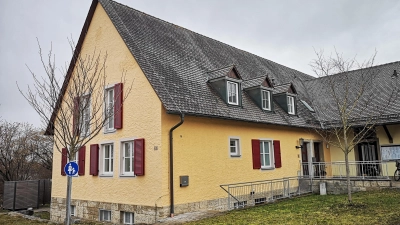 Das Rathaus von Gebsattel: Im Obergeschoss befindet sich der Sitzungssaal des Gemeinderats, über dessen künftige Zusammensetzung am 8. März zu entscheiden ist. Das Leitungsamt der Kommune steht nicht zur Disposition. Die Bürgermeisterin ist bis 2032 gewählt. (Foto: Jürgen Binder)