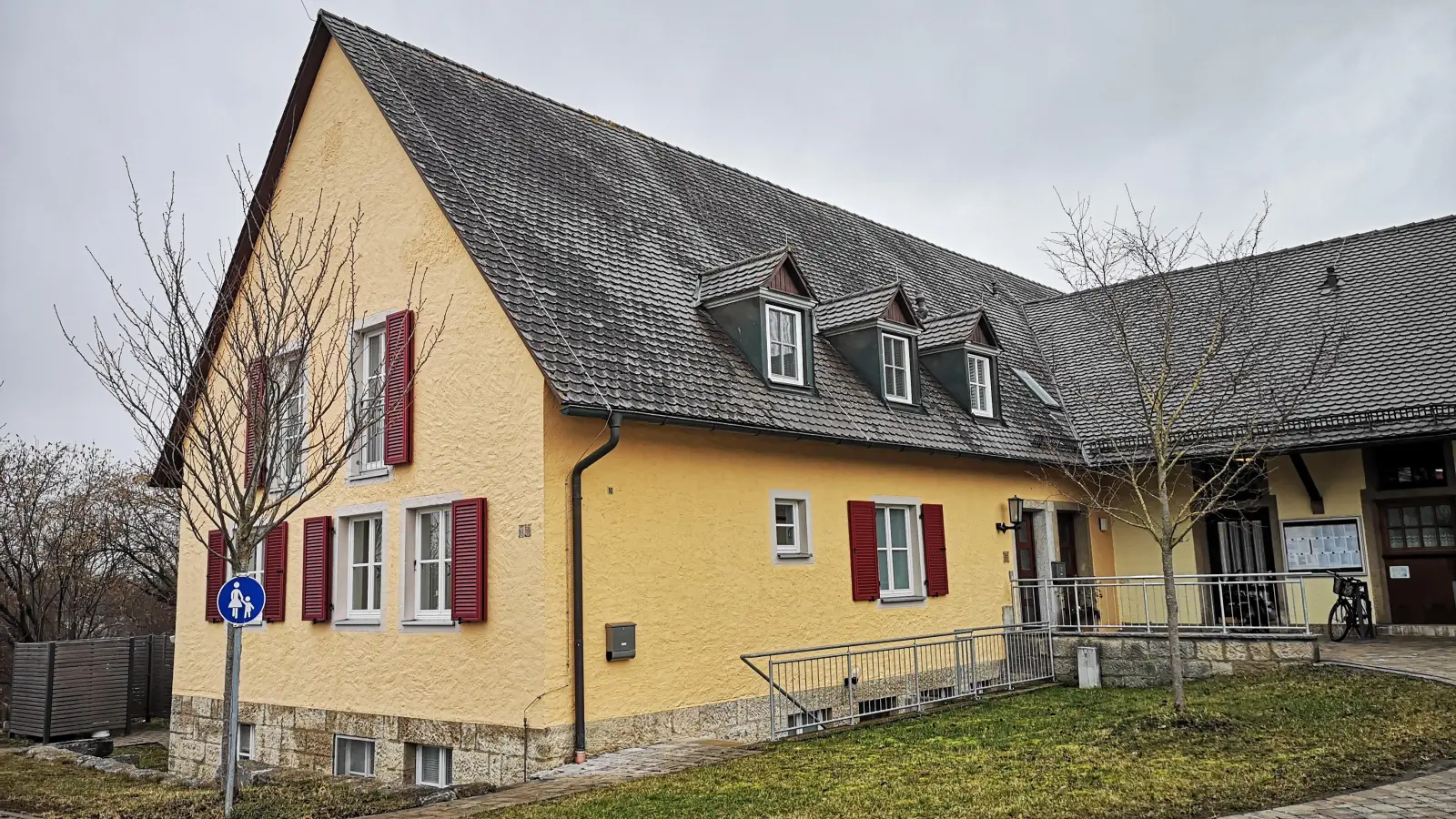 Das Rathaus von Gebsattel: Im Obergeschoss befindet sich der Sitzungssaal des Gemeinderats, über dessen künftige Zusammensetzung am 8. März zu entscheiden ist. Das Leitungsamt der Kommune steht nicht zur Disposition. Die Bürgermeisterin ist bis 2032 gewählt. (Foto: Jürgen Binder)