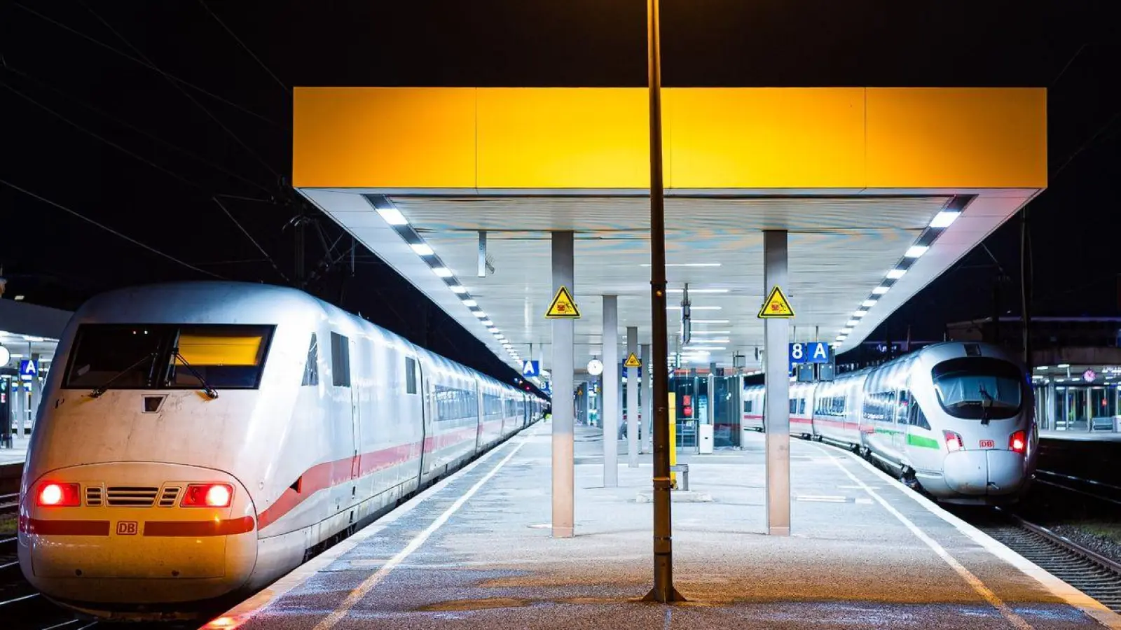 ICE stehen am Abend als Aufenthaltszug an einem verwaisten Bahnsteig im Hauptbahnhof. (Foto: Moritz Frankenberg/dpa/Archivbild)