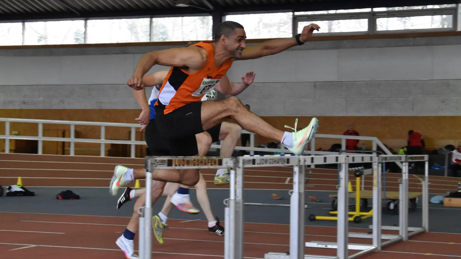 Fliegt über die Hürden: Gene Allen überzeugte beim Hallensportfest in Ludwigshafen. (Foto: Jörg Behrendt)