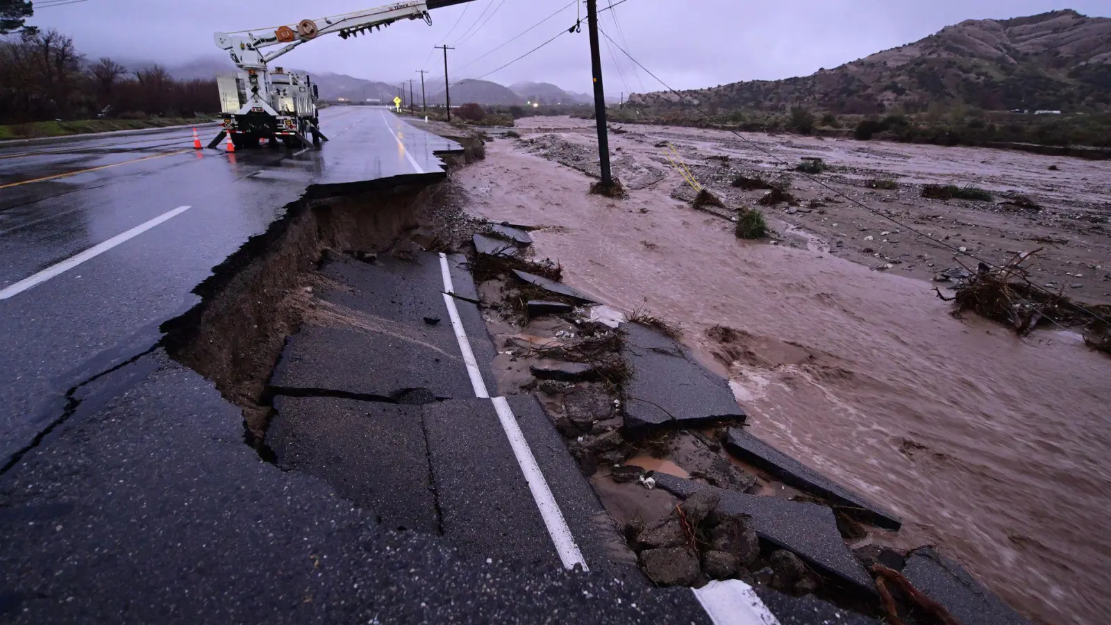 Ein Teil einer kalifornischen Straße wird von Fluten weggespült. (Foto: Wally Skalij/FR159296 AP/dpa)