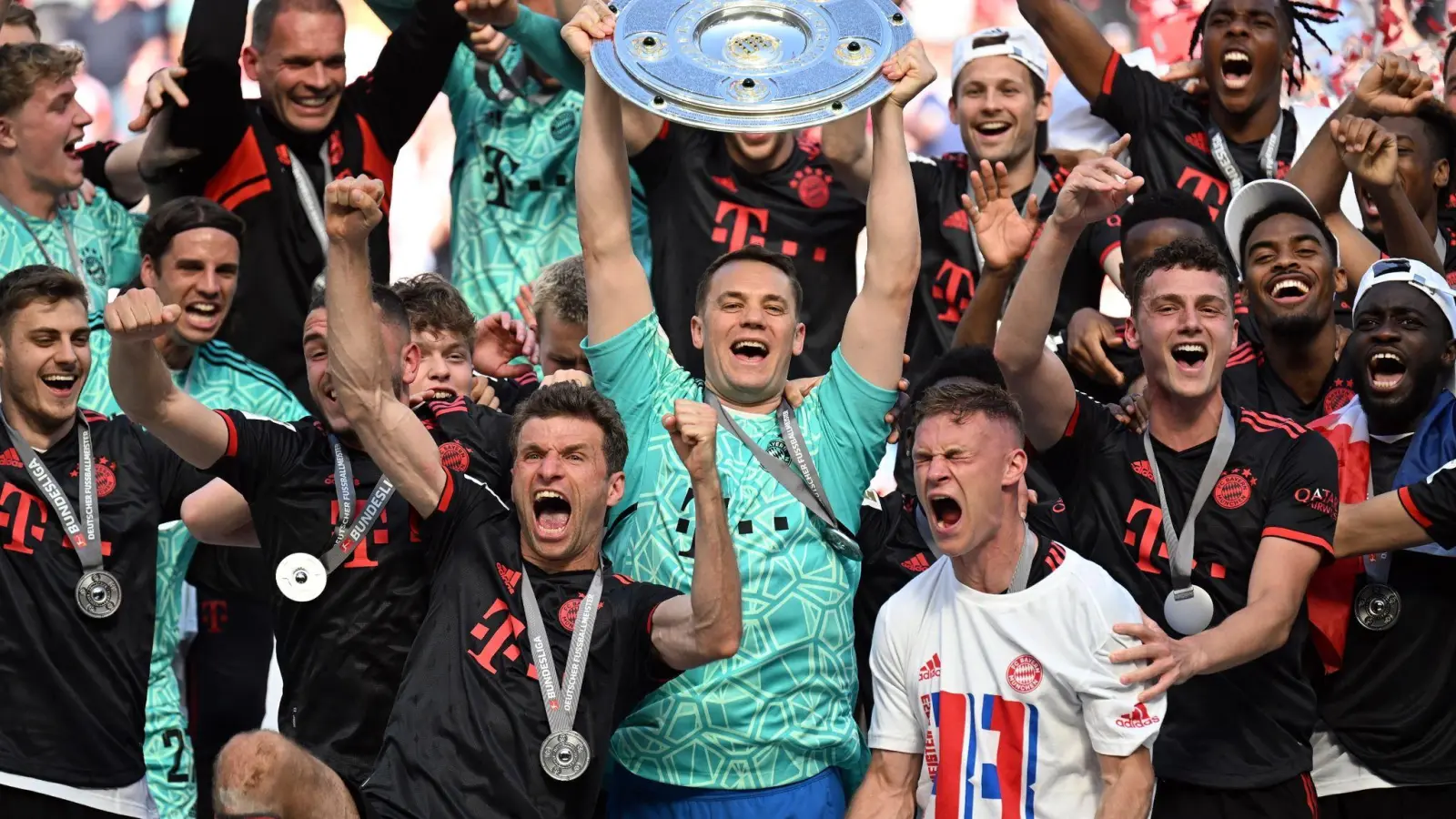 Die Bayern-Spieler feiern den Gewinn der 33. deutschen Meisterschaft. (Foto: Federico Gambarini/dpa)
