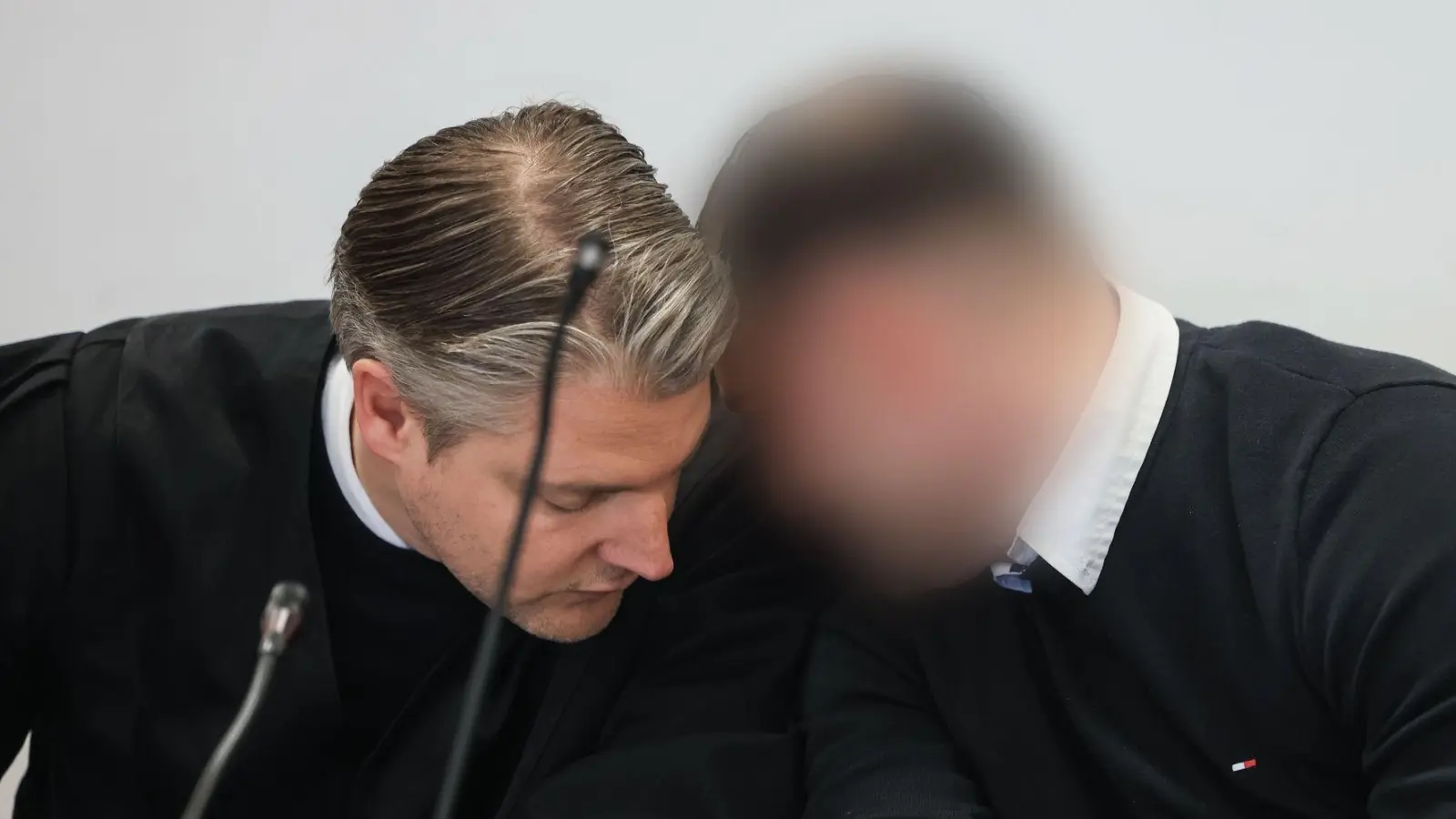 Der Angeklagte (r) mit seinem Anwalt im  Kölner Landgericht. (Foto: Oliver Berg/dpa)