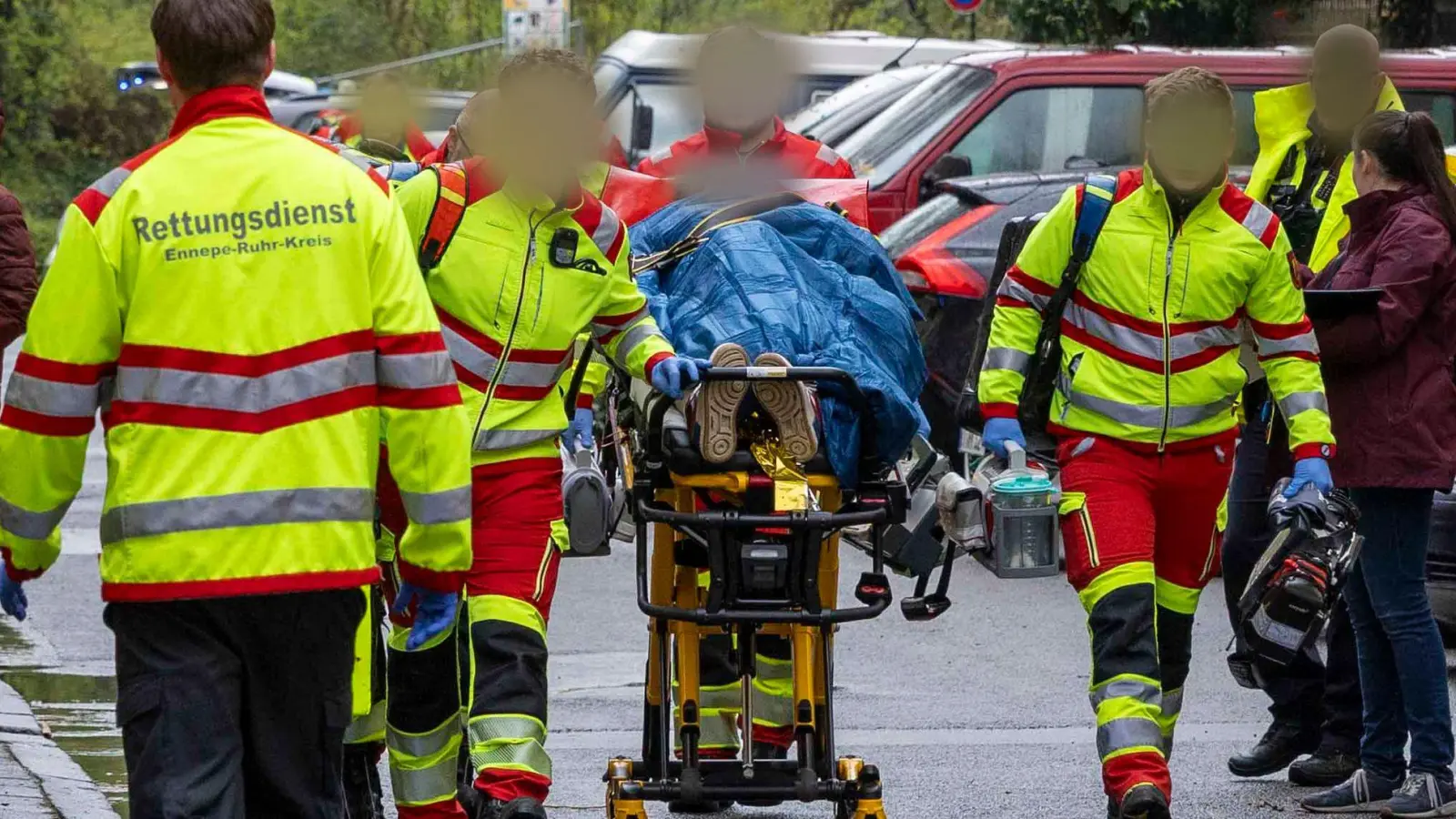 Der Verdächtige hat laut Polizei eine Frau und zwei Kinder verletzt, eines davon ist daraufhin verstorben. (Foto: Justin Brosch/dpa)