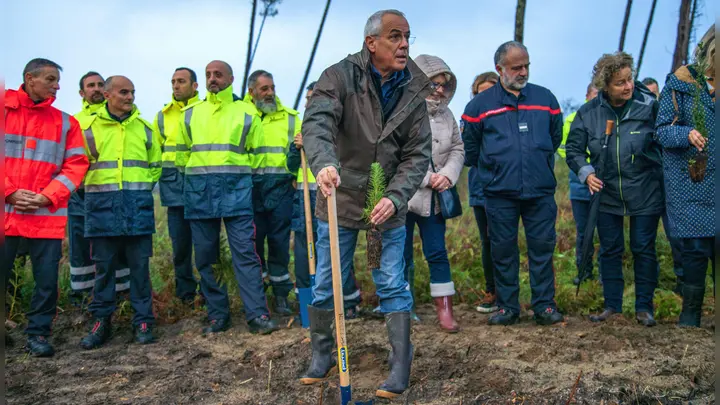 Der Angleter Bürgermeister Claude Olive packte mit an, um das vernichtete Waldgebiet in Ansbachs Partnerstadt zu beleben. (Foto: Stadt Anglet/Karine Pierret-Delage)