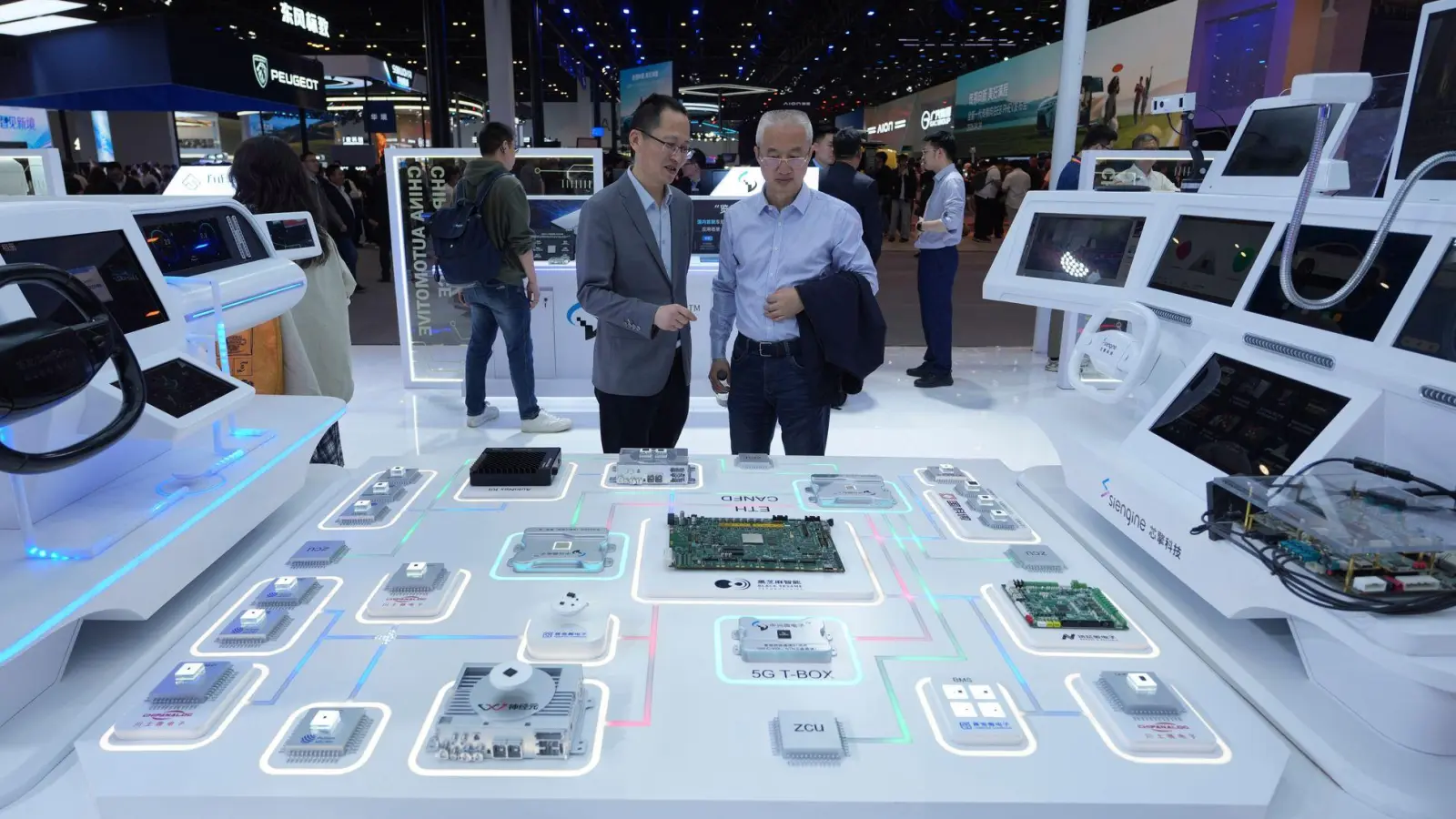 In Peking dreht die PS-Branche auf - und die Chinesen zeigen, dass sie technologisch um die Führung ringen. (Foto: Ng Han Guan/AP/dpa-tmn)