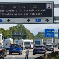 Die Polizei hat die Einhaltung von Durchfahrtsverboten entlang der vielbefahrenen und stauanfälligen Autobahn A8 Richtung Salzburg kontrolliert.   (Foto: Stefan Puchner/dpa)