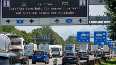 Die Polizei hat die Einhaltung von Durchfahrtsverboten entlang der vielbefahrenen und stauanfälligen Autobahn A8 Richtung Salzburg kontrolliert.   (Foto: Stefan Puchner/dpa)