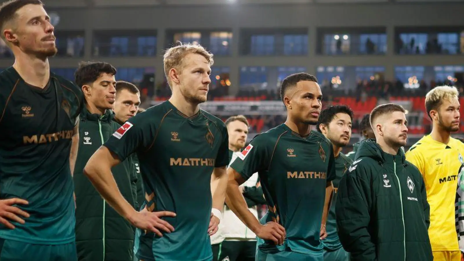 Gesichter einer Krise: die Bremer Profis müssen den Frust der Fans ertragen. (Foto: Philipp von Ditfurth/dpa)