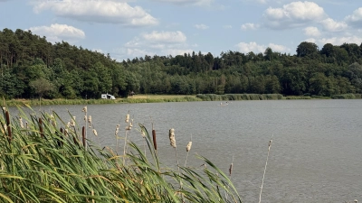 Der Dennenloher See im südlichen Landkreis Ansbach bietet für Touristen und Ausflügler, die gern in der Natur aktiv sind, eine Fülle an Möglichkeiten.  (Foto: Manfred Blendinger)