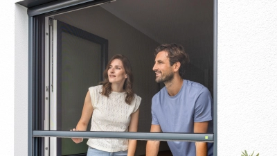 An Fenstern eignen sich verschiebbare Rollos als wirksamer und fast unsichtbarer Insektenschutz. (Foto: DJD/Neher)