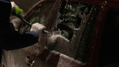In Sachsen waren die Autos am Dienstag vereist. (Foto: Daniel Wagner/dpa)