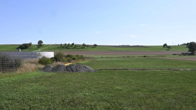 Hier könnte in Zukunft der Betrieb von Armin Nürnberger unter anderem durch eine Güllelagune erweitert werden. Doch mit dem Vorhaben sind nicht alle zufrieden. (Foto: Anna Beigel)