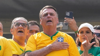 Brasiliens früherer Präsident Jair Bolsonaro (M) spricht bei einer Kundgebung in São Paulo zu seinen Anhängern. (Foto: Andre Penner/AP/dpa)