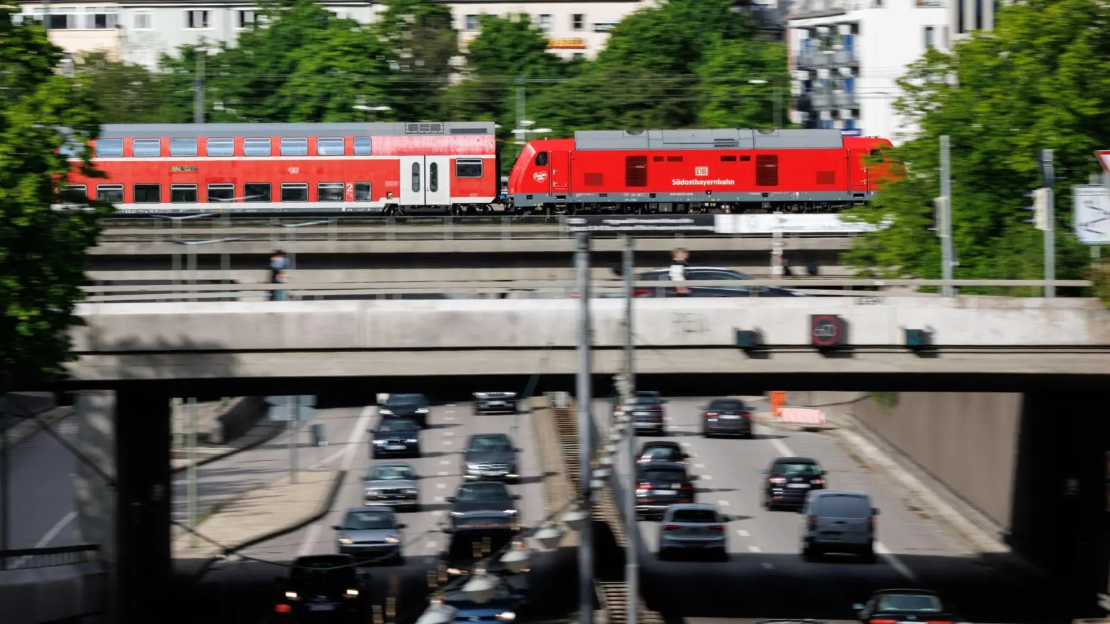 Ein Zug der Südostbayernbahn kreuzt den mittleren Ring B2R in München. (Foto: Matthias Balk/dpa)