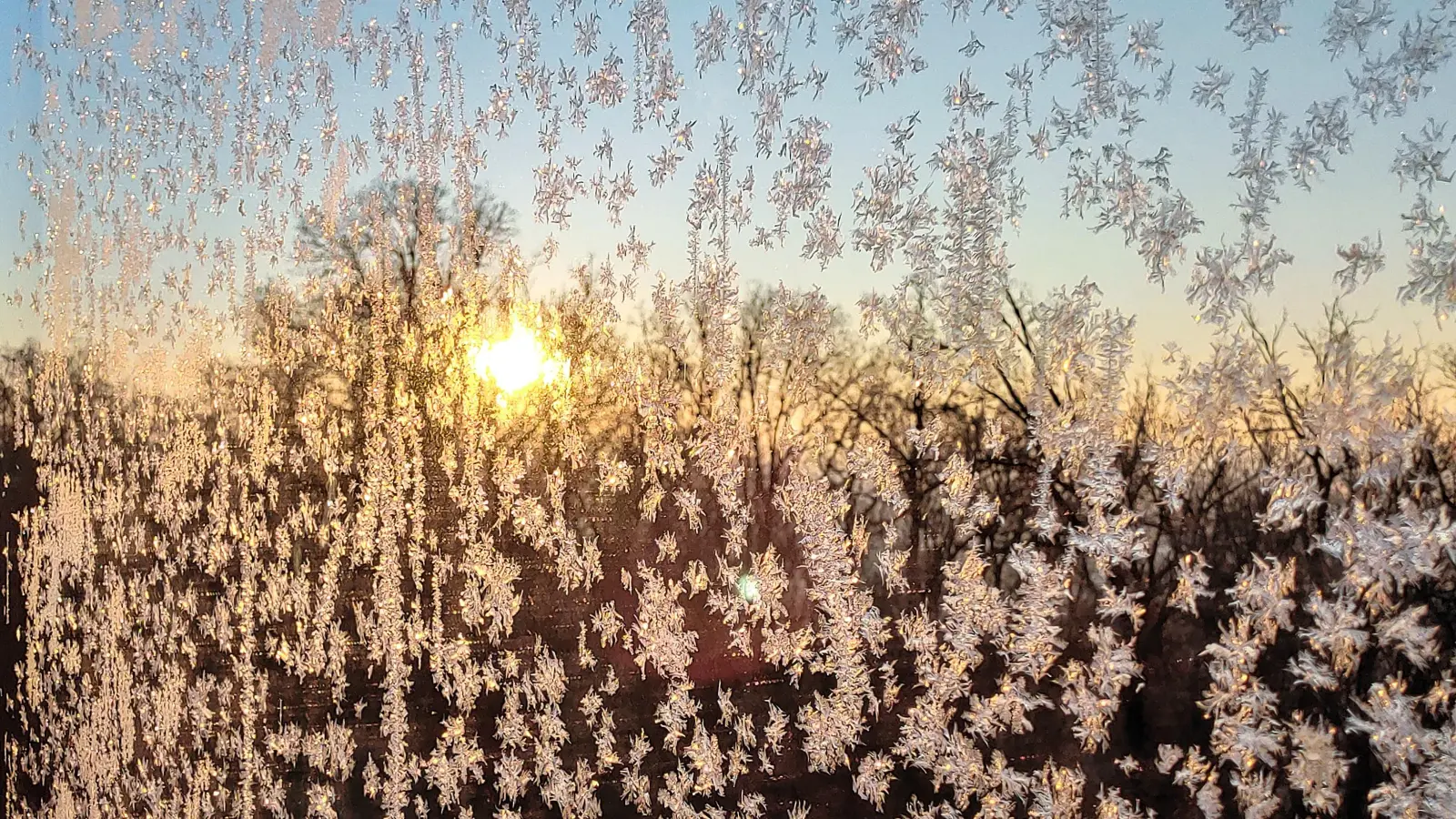 Frost-Freuden: Der Winter hat durchaus auch seine schönen Seiten. Dieses Bild entstand beim Blick aus der Ansbacher Klinik. (Foto: Thomas Göppner)