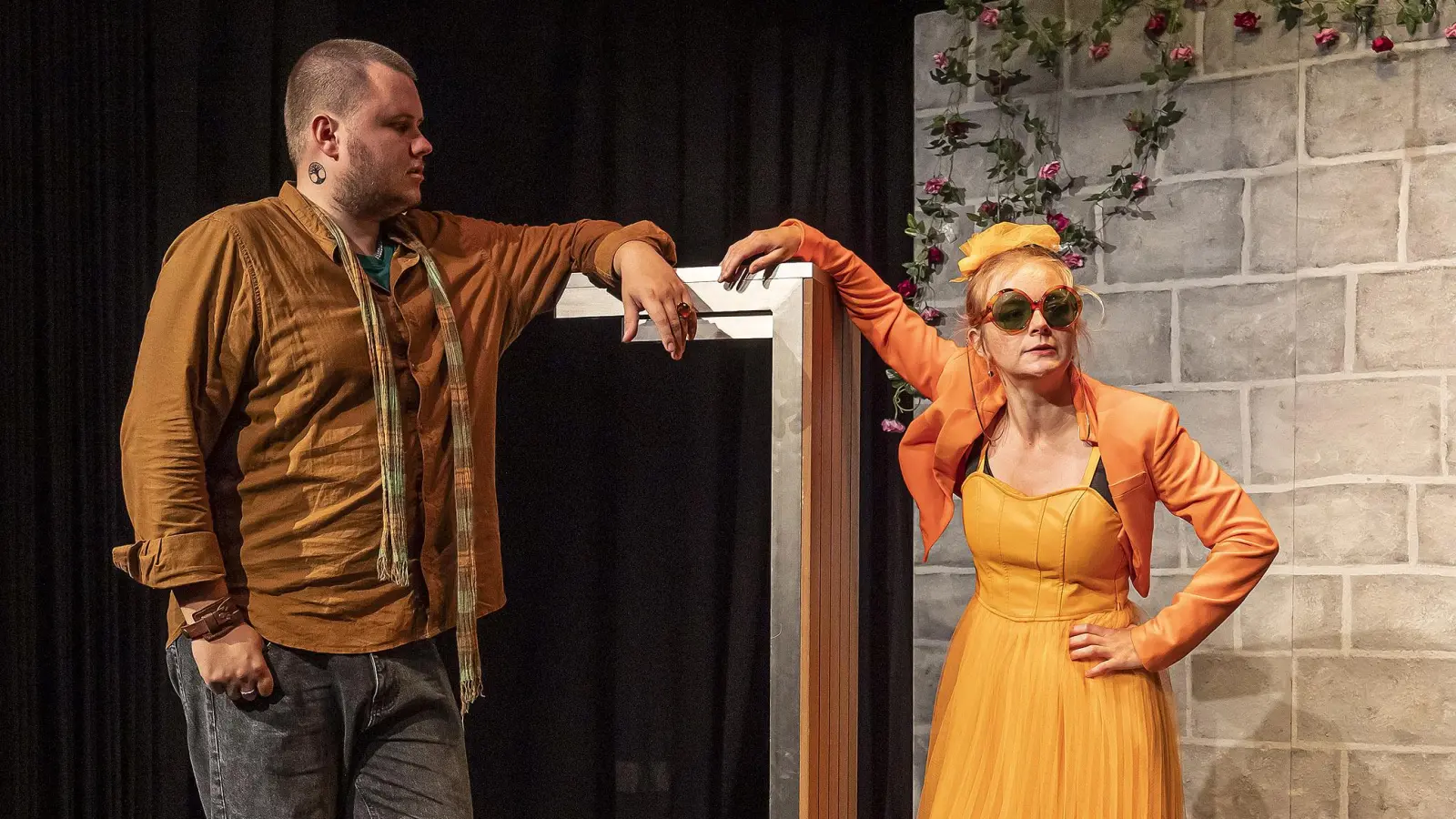 Jan Fritz Meier als Bob und Charlotte Schiffler als Helena: Die beiden passen zwar nicht zusammen, doch die Suche nach Glück, Liebe und einem echten Sinn im Leben verbindet sie. (Foto: Landestheater/Hans von Draminski)