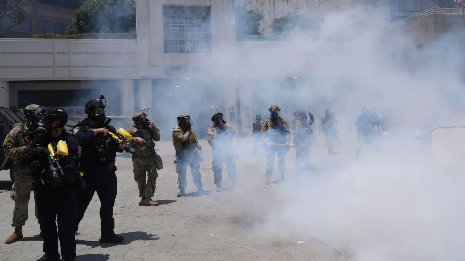 Soldaten der Nationalgarde setzen Tränengas gegen Demonstranten ein. (Foto: Jae Hong/AP/dpa)