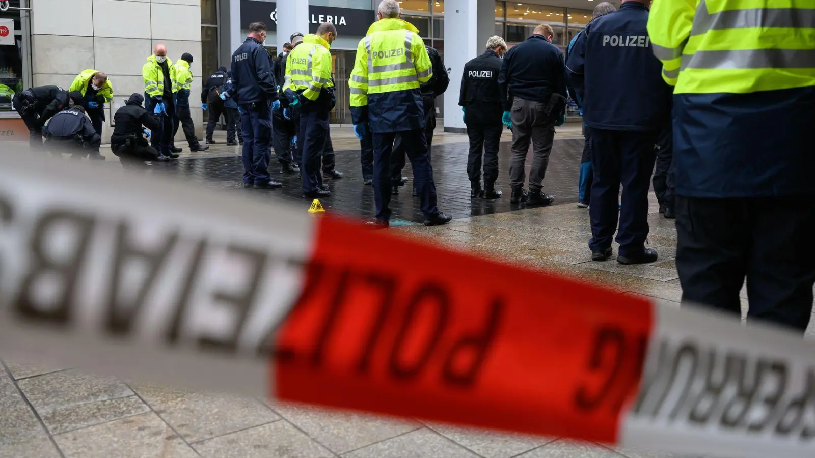 Ermittler geben nach der Amokfahrt weitere Details zu den Verletzten und dem Täter bekannt. (Foto: Hendrik Schmidt/dpa)