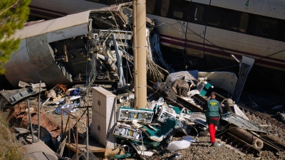 Eine Sechsjährige hat als einzige ihrer Familie das schwere Zugunglück in Spanien überlebt. Ihre Eltern, ein Bruder und ein Cousin starben in den Trümmern. (Foto: Manu Fernandez/AP/dpa)