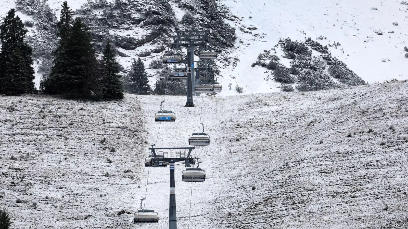 Der Deutsche Wetterdienst rechnet oberhalb der 1.000-Meter-Marke mit bis zu 20 Zentimetern Neuschnee. (Foto: Karl-Josef Hildenbrand/dpa)