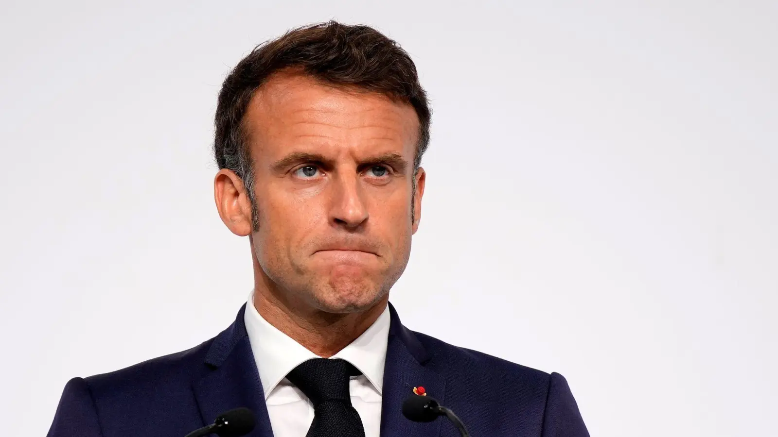 Präsident Emmanuel Macron spricht sich für Einheitskleidung an Frankreichs Schulen aus. (Foto: Lewis Joly/AP Pool/AP/dpa)